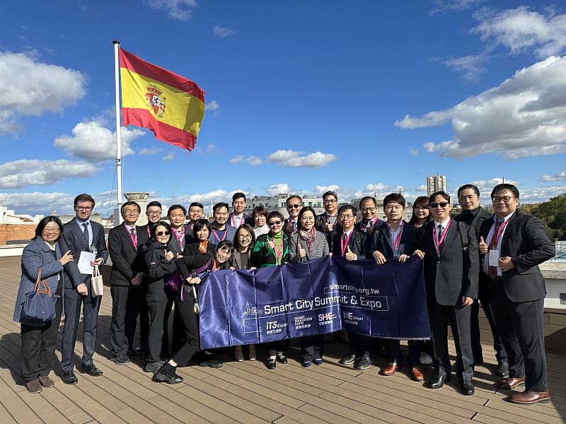 駐西班牙代表處張大使俊菲(前排右4)與「2023年西班牙智慧城市訪團」於馬德里商會合影
